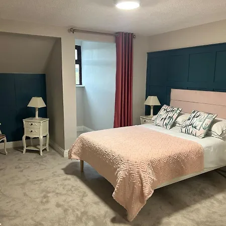 בית נופש Luxury 4 Bedroom In דולין