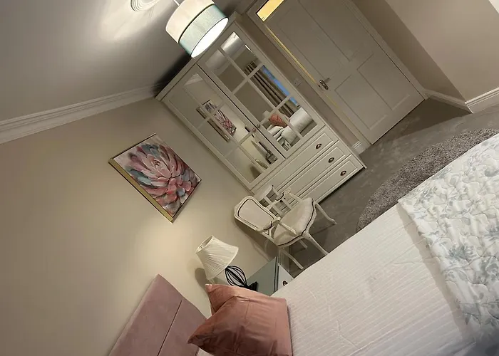 Luxury 4 Bedroom In 둘린